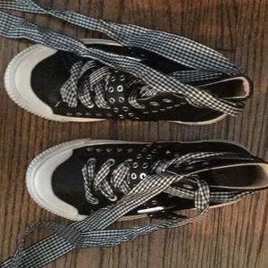 Stylish Girls Black Zara sneakers Size 2.5